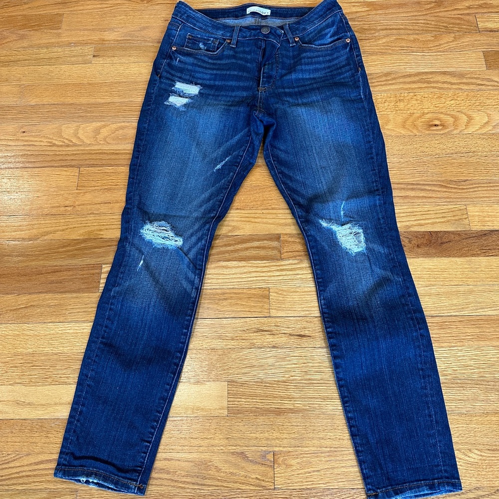 Women’s distressed skinny jeans